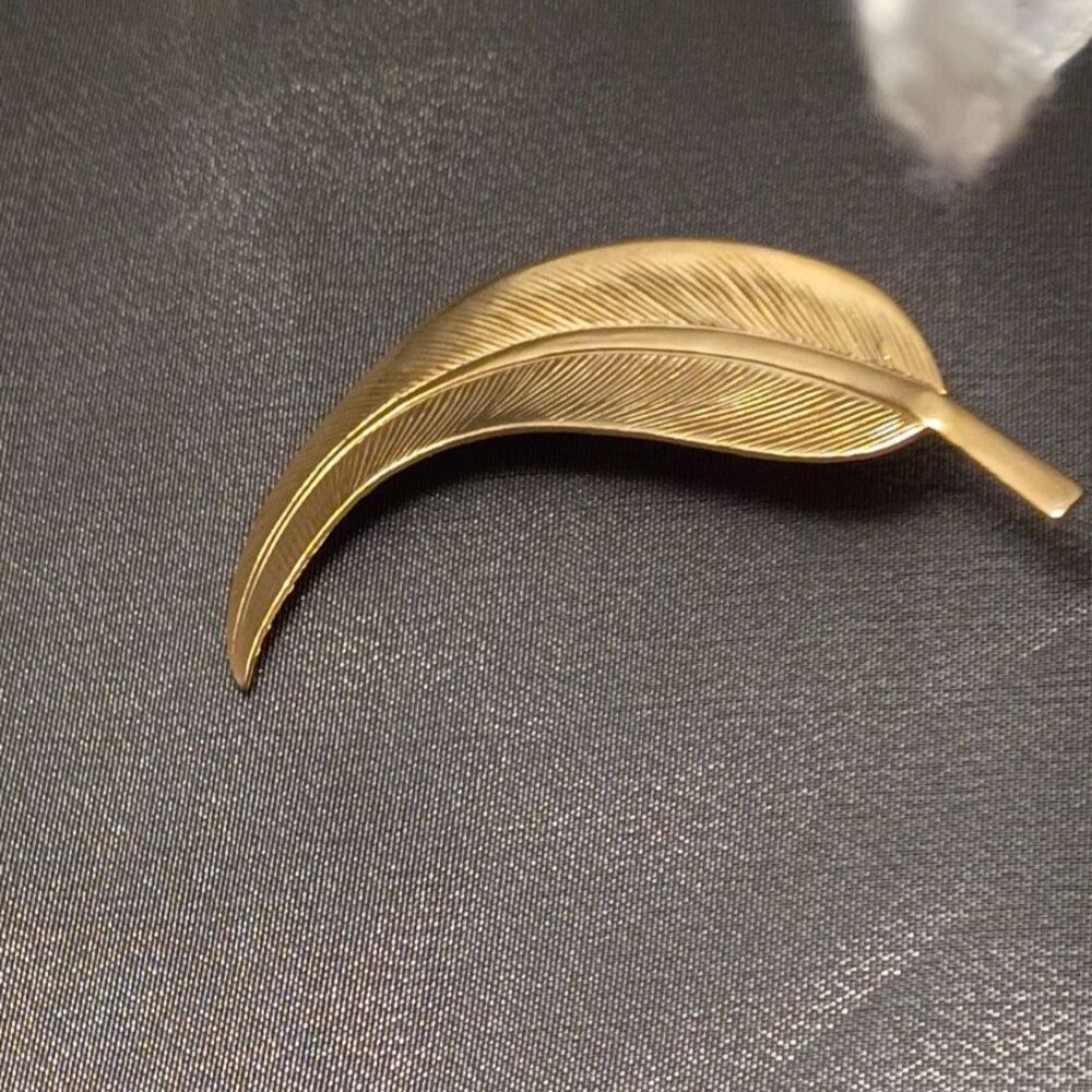 Vintage Gold Leaf Brooch Pin - Elegant Feather Filigree Lapel Pin